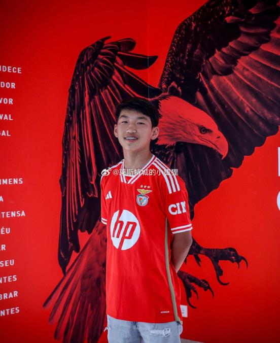 中国小将弗朗西斯科-王与本菲卡正式签订培训合同，上赛季进10球